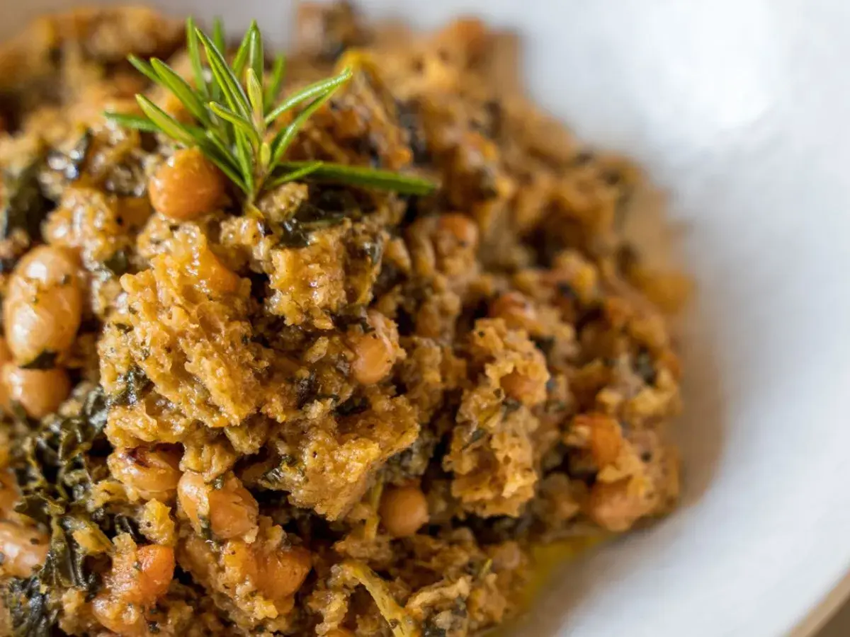 Un piatto tipico da provare: ribollita fiorentina con ceci e rosmarino. Cosa mangiare a Firenze? Questa zuppa è un must!