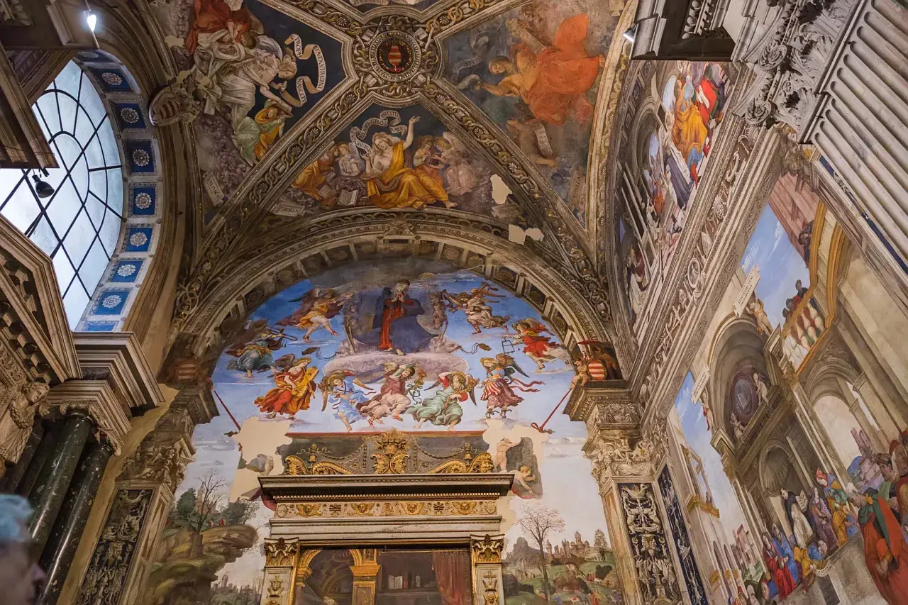 Affreschi mozzafiato adornano le volte di una delle chiese da vedere a Roma, un tripudio di angeli e figure bibliche.