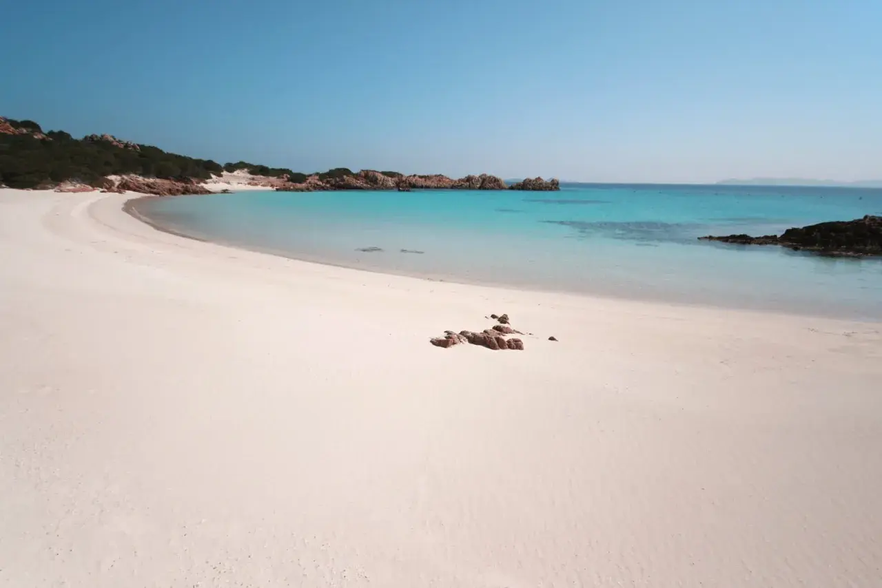 Spiaggia rosa e acque turchesi sull'isola di Budelli, un paradiso incontaminato.