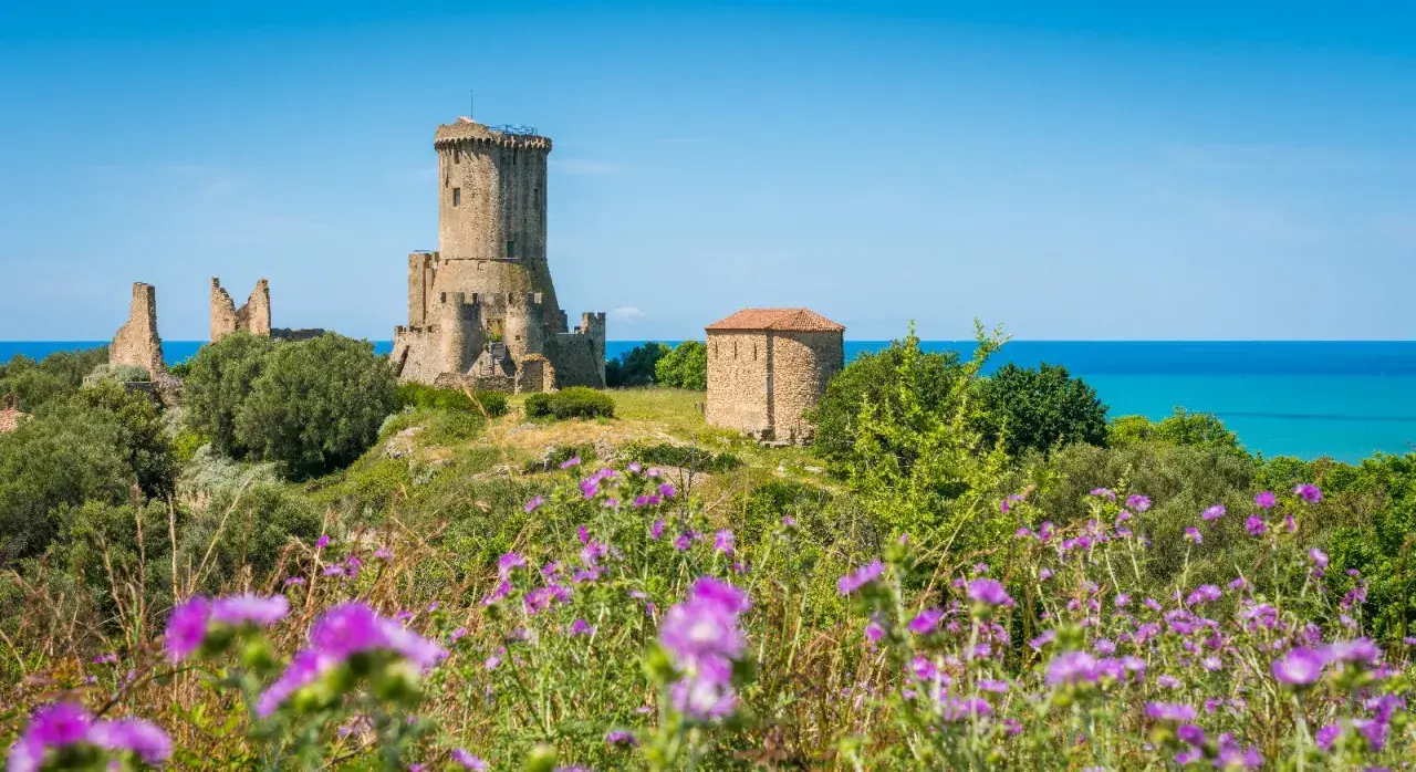 Torri medievali e rovine sul mare, un luogo incantevole da scoprire. Ecco cosa vedere nel Cilento!