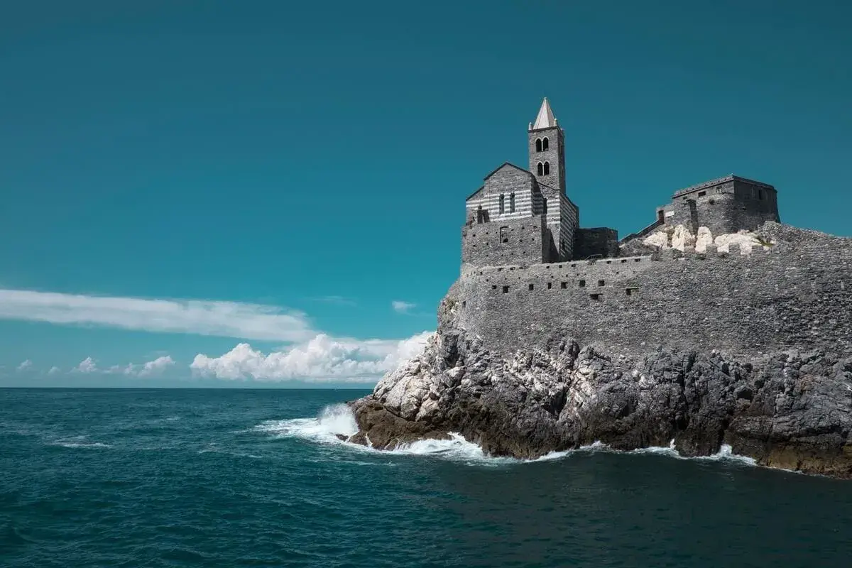 Chiesa di San Pietro, un gioiello da vedere a Portovenere, arroccata su uno sperone roccioso con il mare blu intenso.