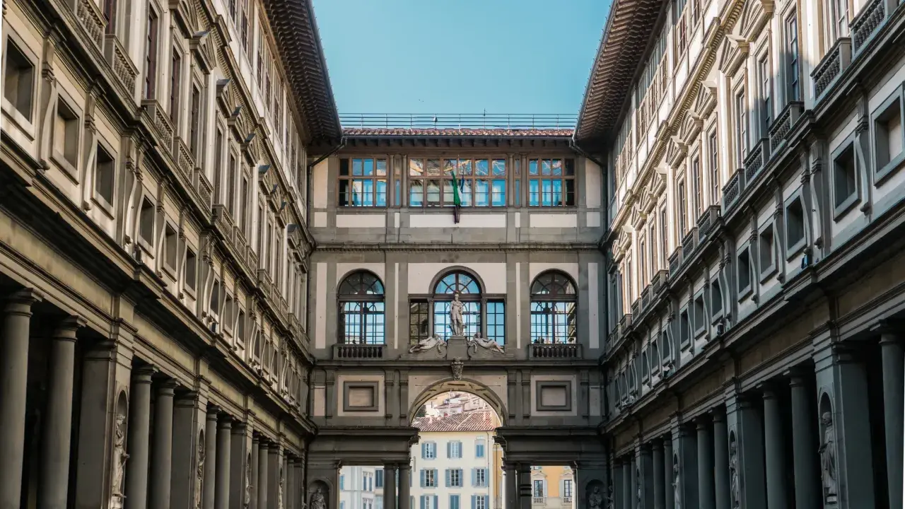 Corridoio degli Uffizi, Firenze. Un'icona di arte e storia, dove si scopre cosa sono gli Uffizi, con le sue gallerie e architetture rinascimentali.