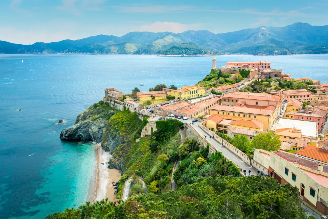 Vista panoramica di Portoferraio, Isola d'Elba: un'idea per cosa vedere all'isola d'Elba in 3 giorni, tra mare cristallino e borghi storici.