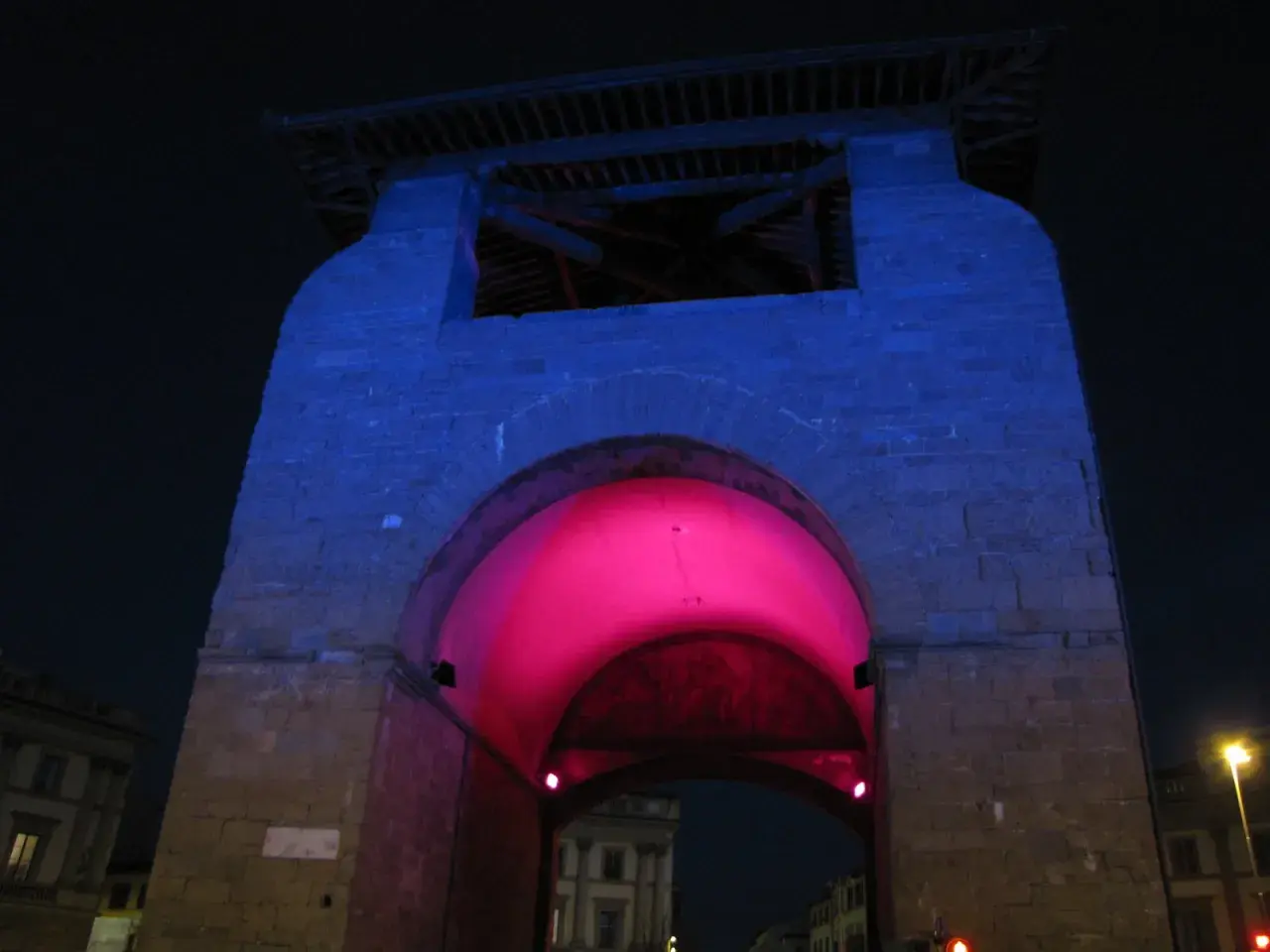 Arco illuminato di rosa e blu, un'icona della firenze vita notturna.