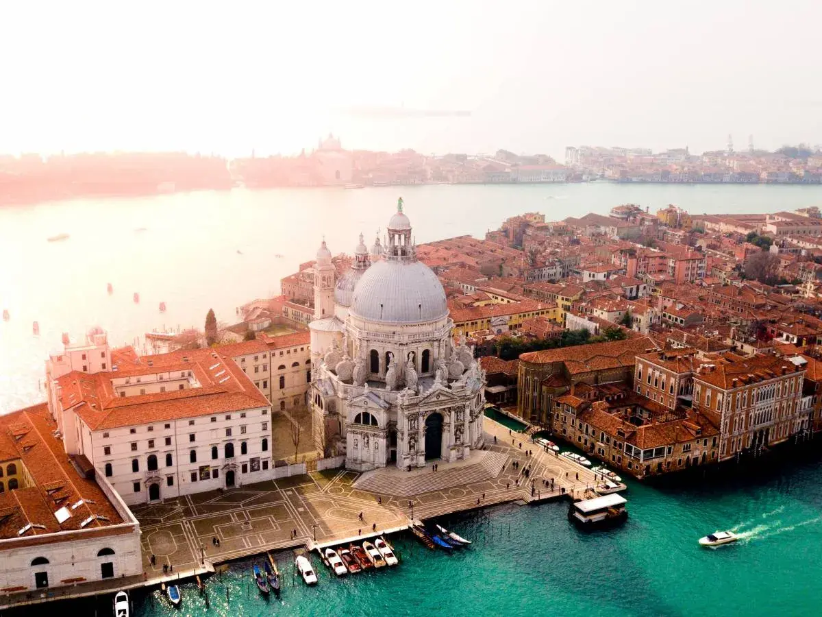 Vista aerea di Venezia, la città più bella d'Italia, con la Basilica di Santa Maria della Salute e i suoi canali.