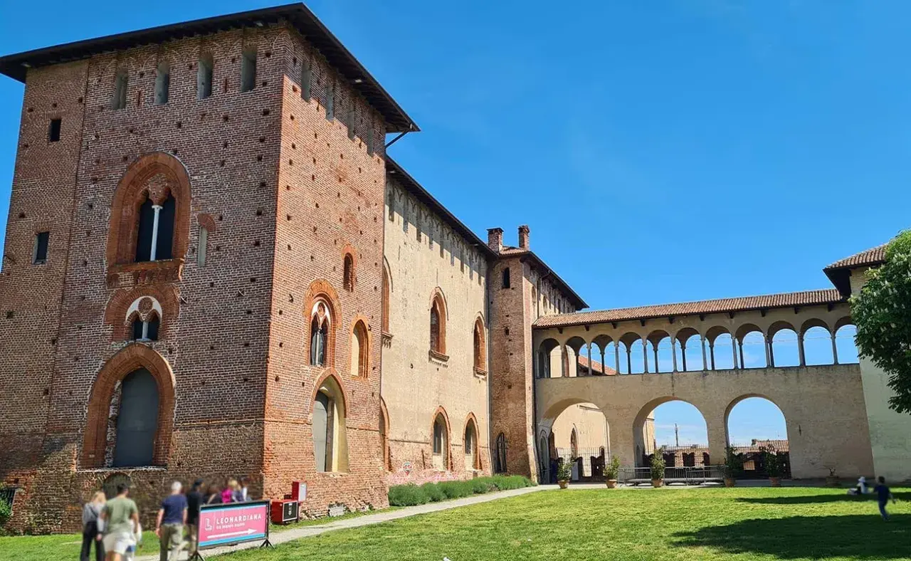 Castello Sforzesco di Vigevano, con la sua torre in mattoni e il loggiato ad archi, è un luogo imperdibile da vedere a Vigevano.