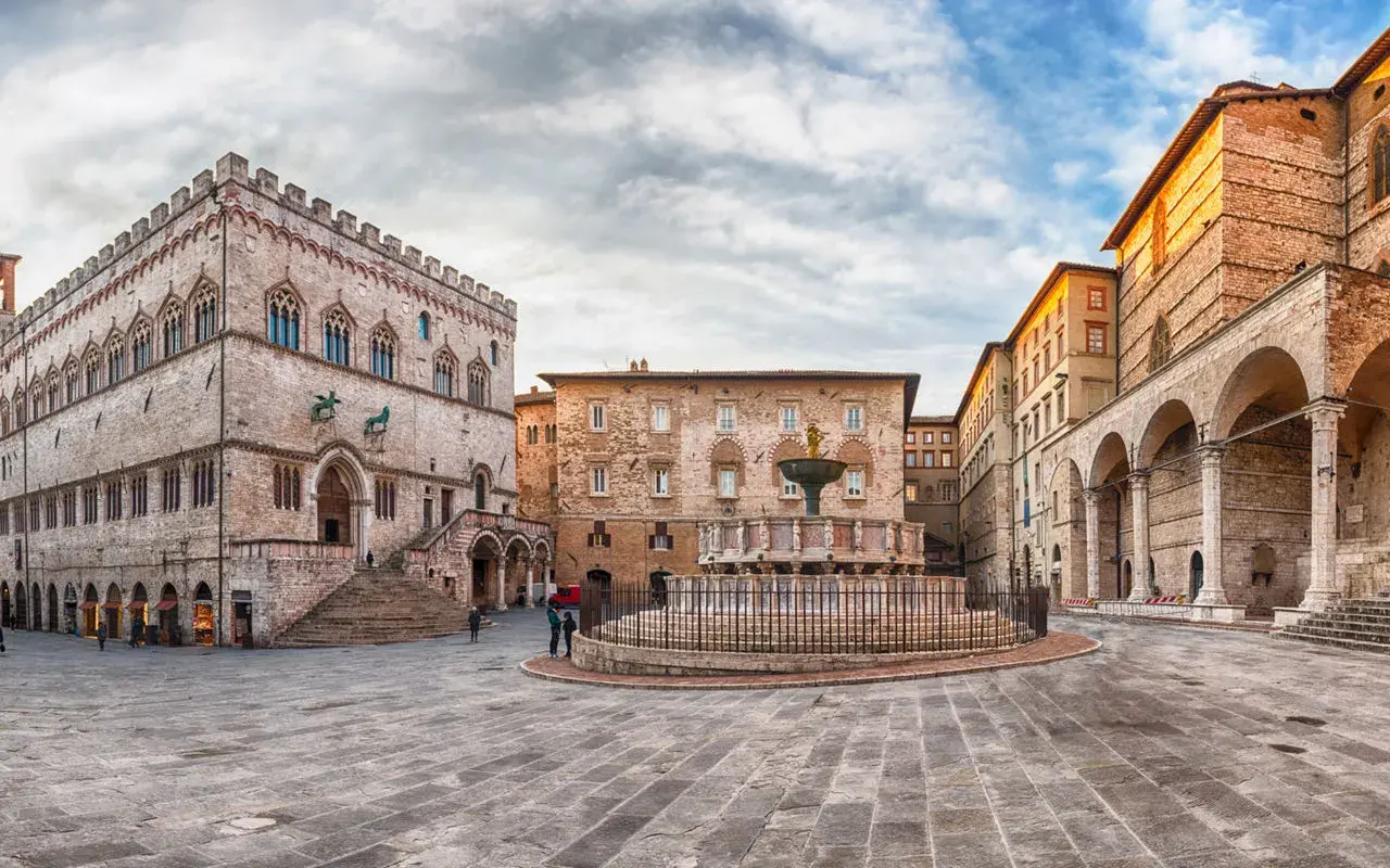 Piazza IV Novembre a Perugia: Palazzo dei Priori, Fontana Maggiore e arcate. Un'idea di cosa vedere a Perugia in un giorno.