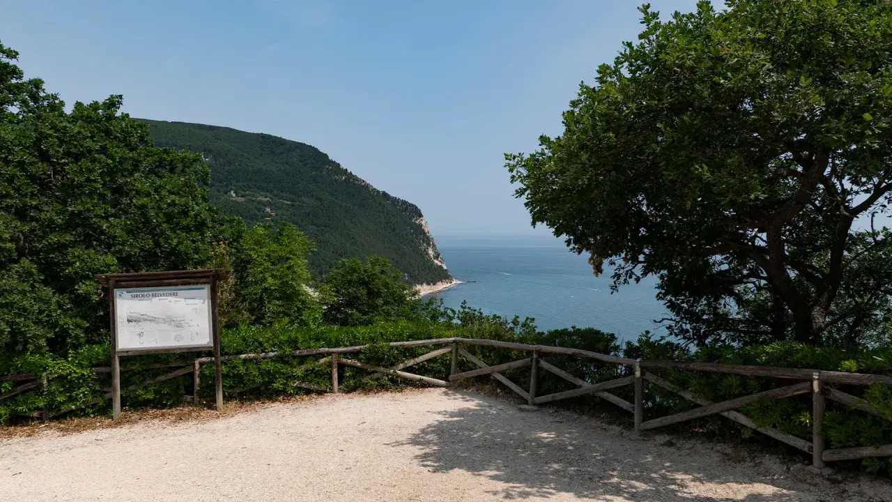 Sentieri del Monte Conero: un belvedere con pannello informativo e vista sul mare Adriatico.