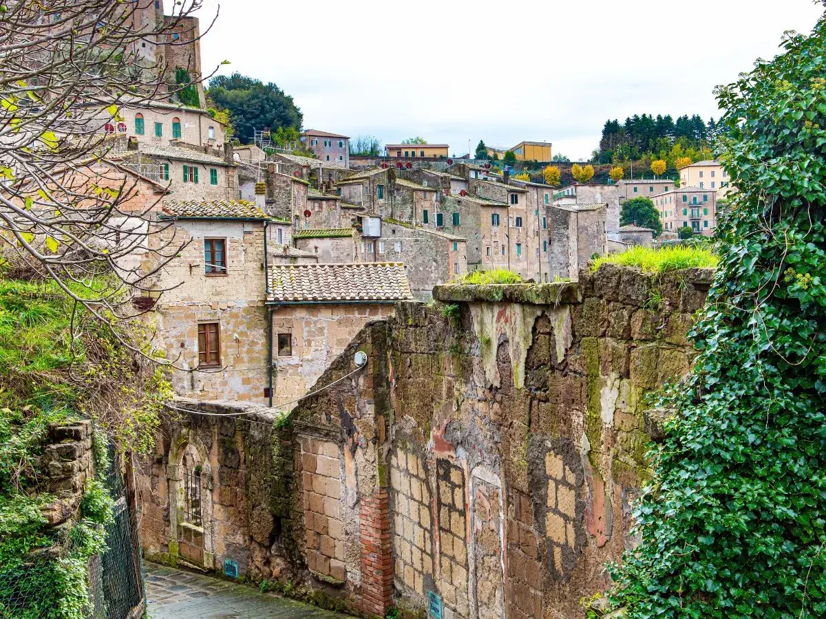 Antica Sorano, dove si trova questo borgo medievale, con case in tufo e vegetazione rigogliosa che si arrampica sui muri.