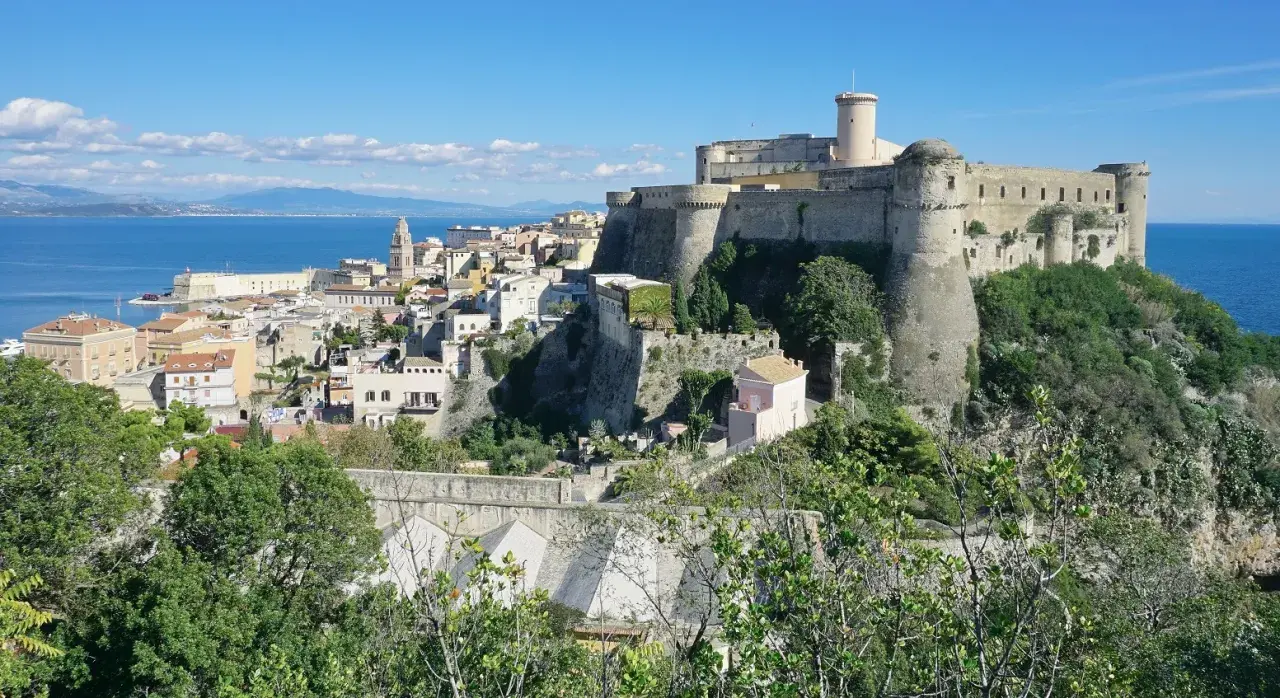 Gaeta, uno dei borghi del Lazio da vedere assolutamente, con il suo imponente castello affacciato sul mare blu.