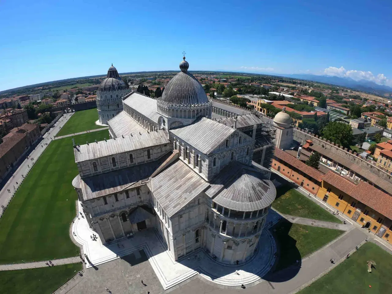 Piazza dei Miracoli a Pisa, una delle 10 città più belle d'Italia UNESCO, con la Torre Pendente e il Duomo.