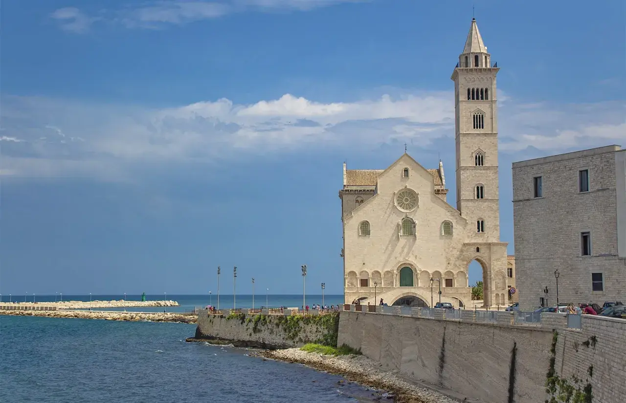 Cattedrale di Trani, un gioiello da vedere, si affaccia sul mare azzurro. Un luogo incantevole per scoprire cosa vedere a Trani.