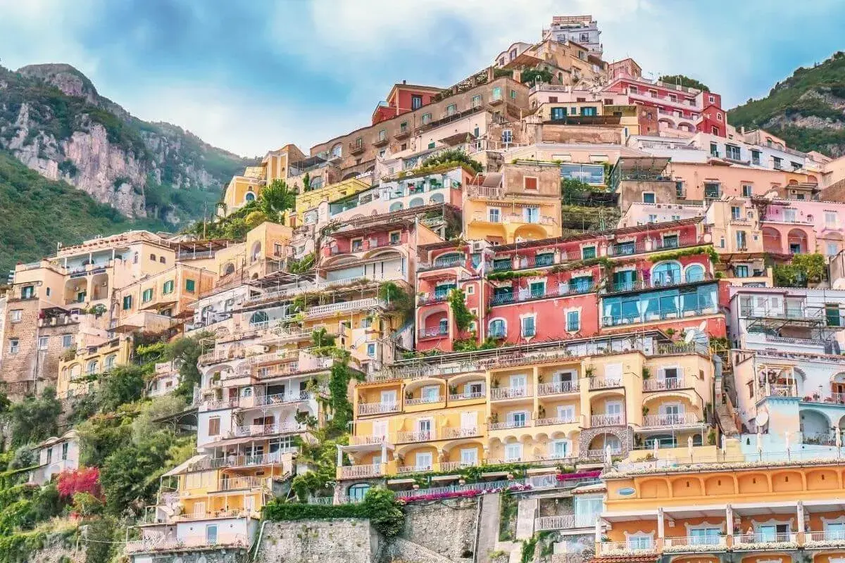 Case colorate aggrappate alla scogliera, un incanto da scoprire. Ecco cosa vedere a Positano, tra vicoli e panorami mozzafiato.