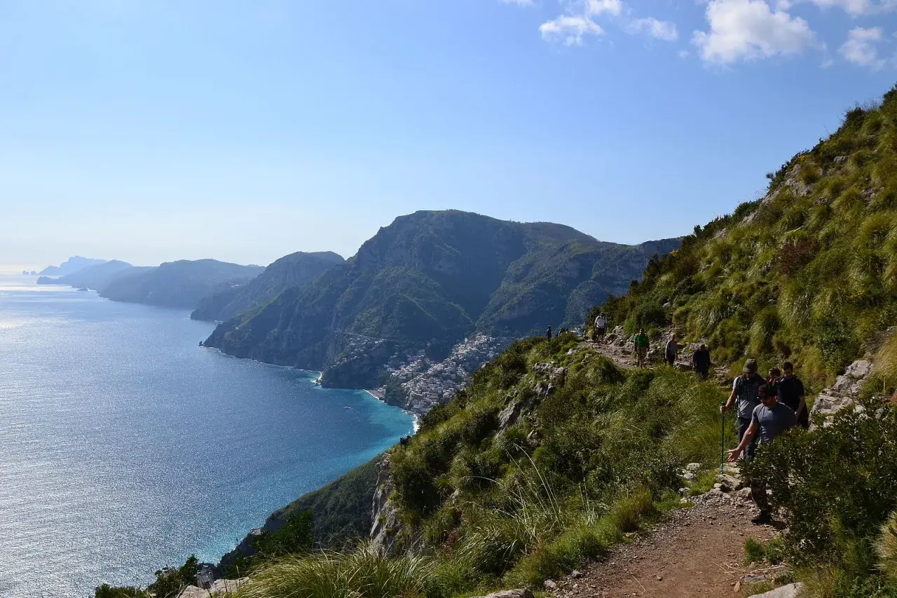 Escursionisti sul sentiero degli dei, con vista sulla costa amalfitana e Positano.