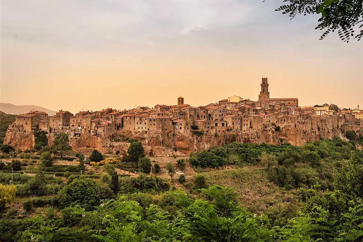 Pitigliano, un gioiello da scoprire tra le cose da vedere in Maremma, arroccato su una rupe tufacea.