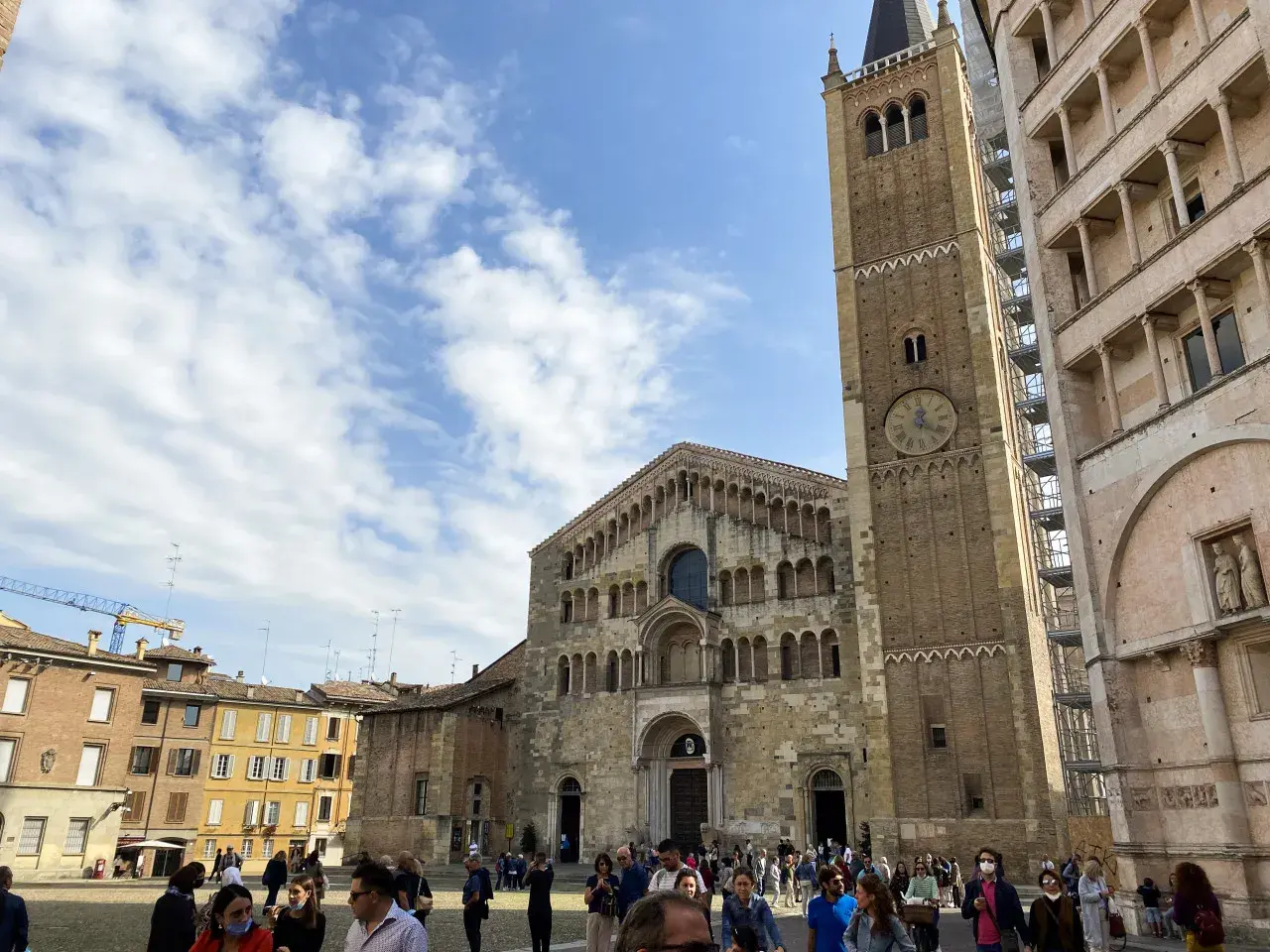 Piazza Duomo a Parma: un'idea per cosa vedere a Parma e dintorni in 3 giorni, tra cattedrale romanica e campanile con orologio.