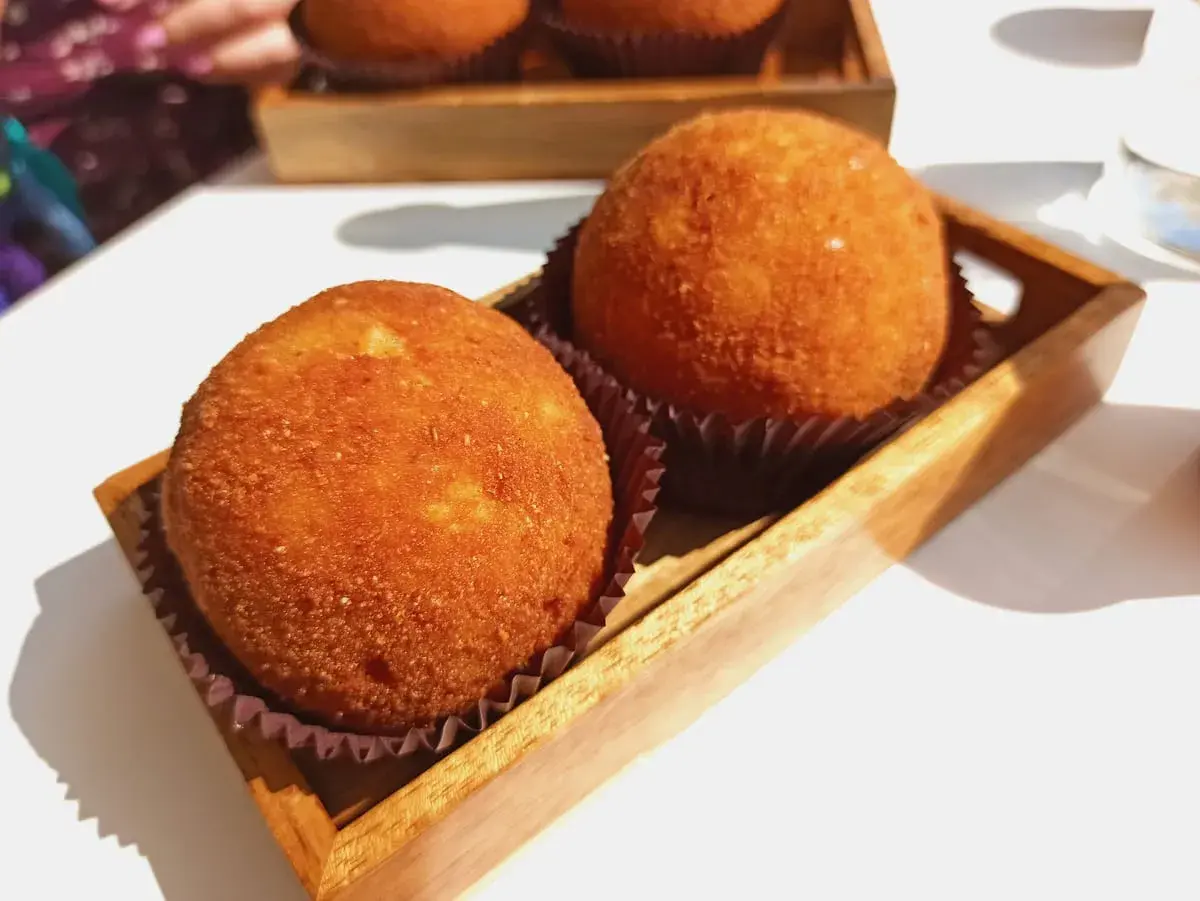 Arancini dorati, un classico street food da provare per scoprire cosa mangiare a Palermo.