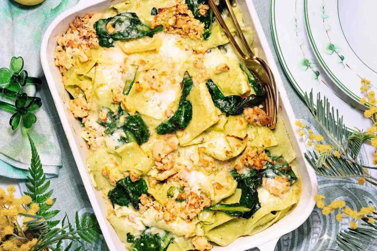Lasagne verdi con spinaci e ragù, un piatto perfetto per il menù di Pasqua tradizionale.
