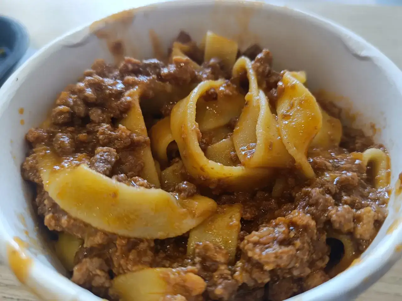 Tagliatelle al ragù, un classico da provare per scoprire cosa mangiare a Bologna. Un piatto ricco e saporito.