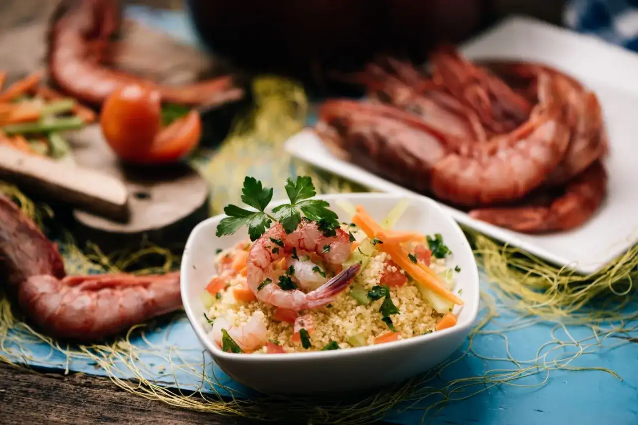 Gamberi rossi e couscous con verdure, un assaggio di cosa vedere a Mazara del Vallo.