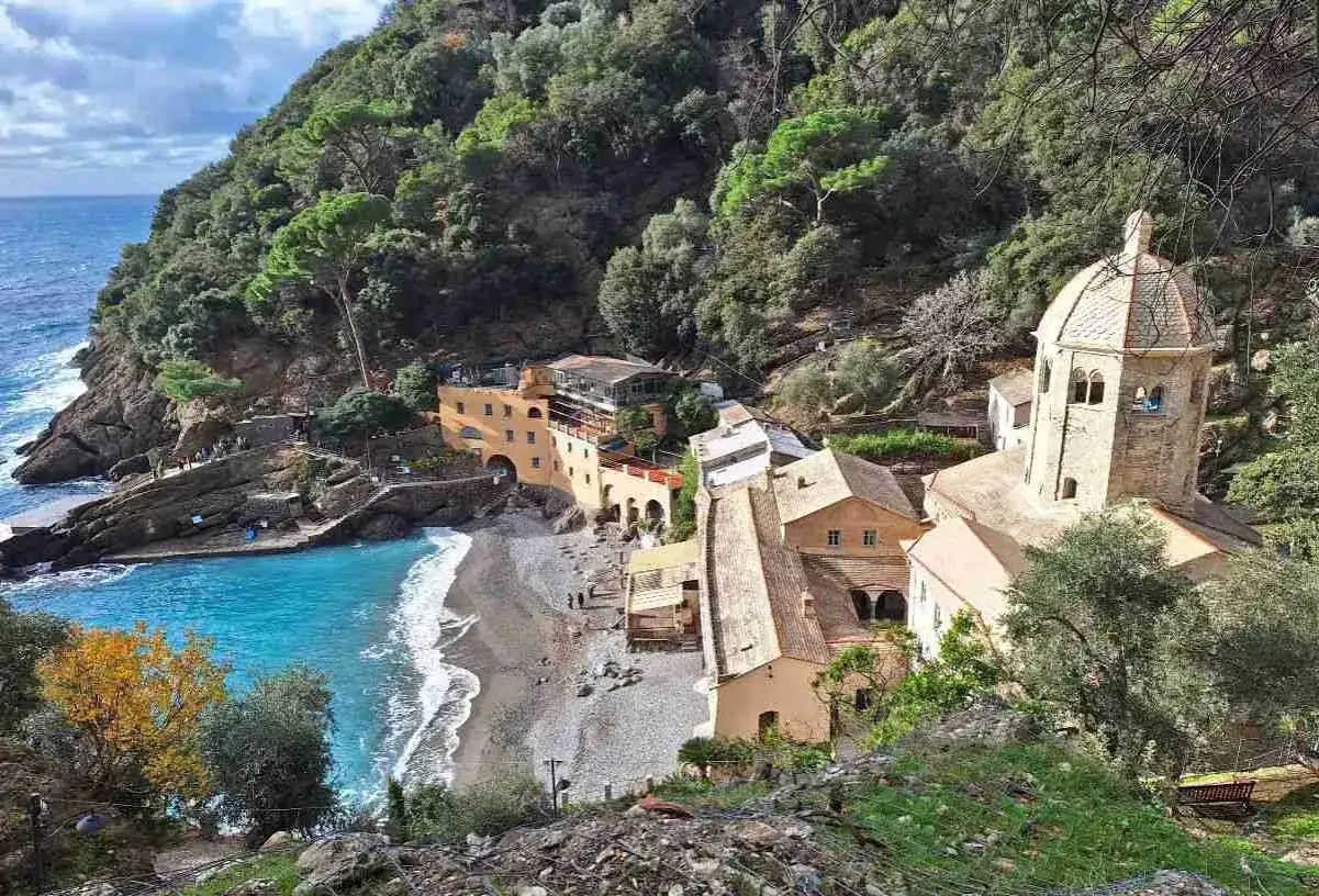 Baia di San Fruttuoso, un gioiello tra Camogli e Portofino, con l'abbazia che domina la spiaggia e il mare cristallino.