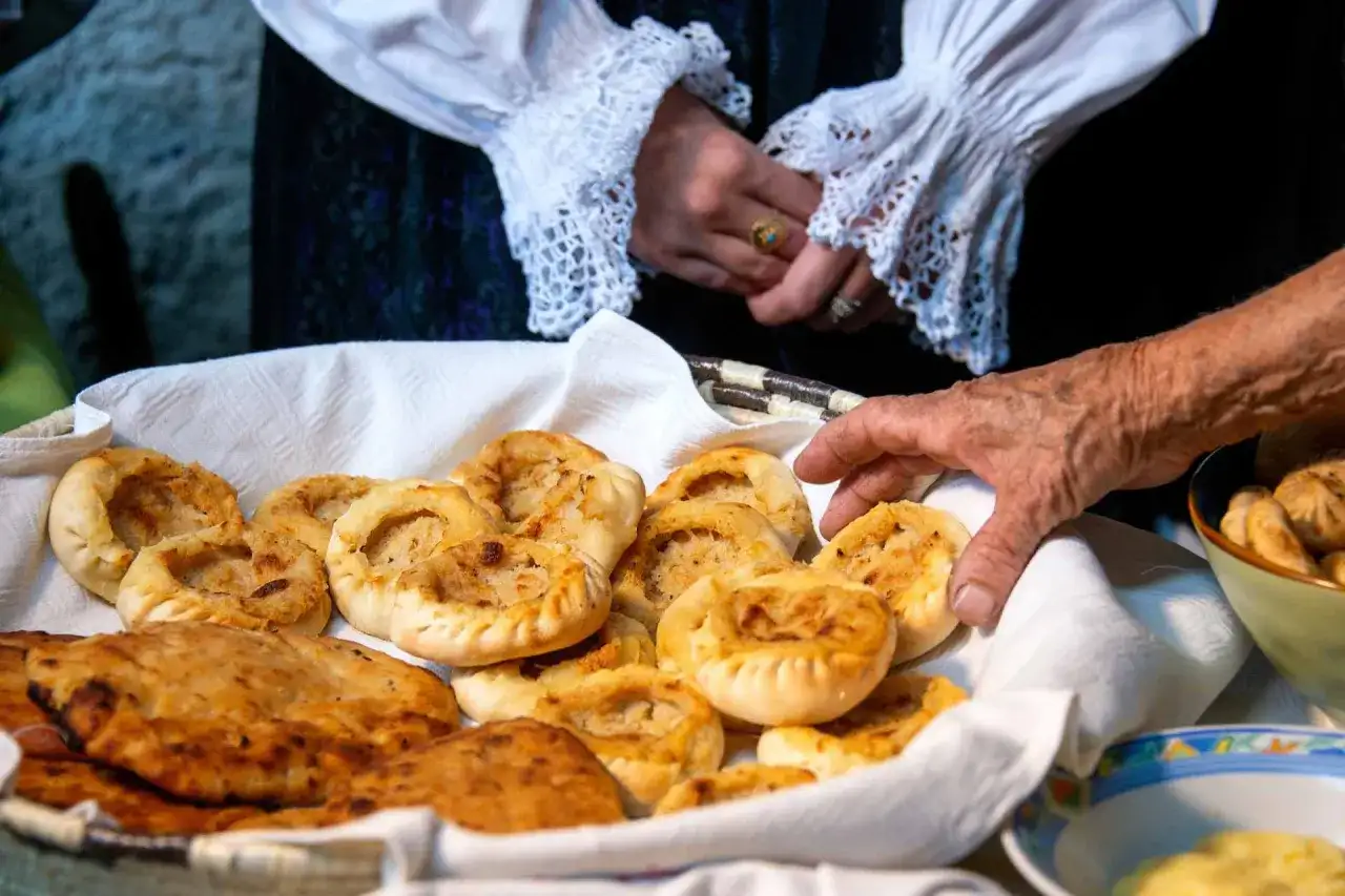 Cosa mangiare a Cagliari? Assaggia questi dolcetti tradizionali, preparati con cura da mani esperte.