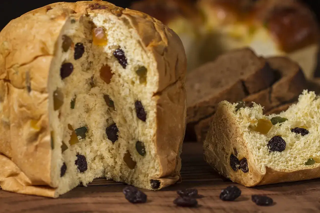 Un panettone soffice, con canditi e uvetta, perfetto per scoprire cosa mangiare a Milano.
