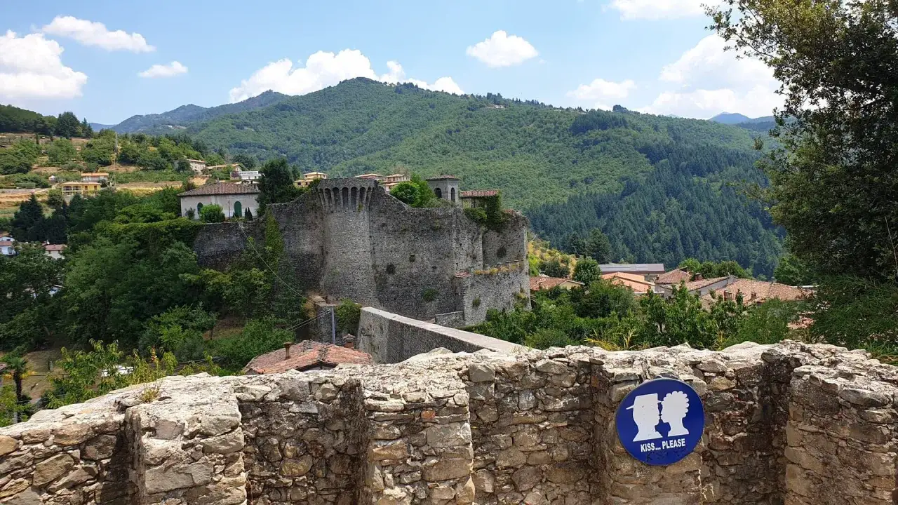 Rovine di un castello a Castiglione di Garfagnana, con un cartello 