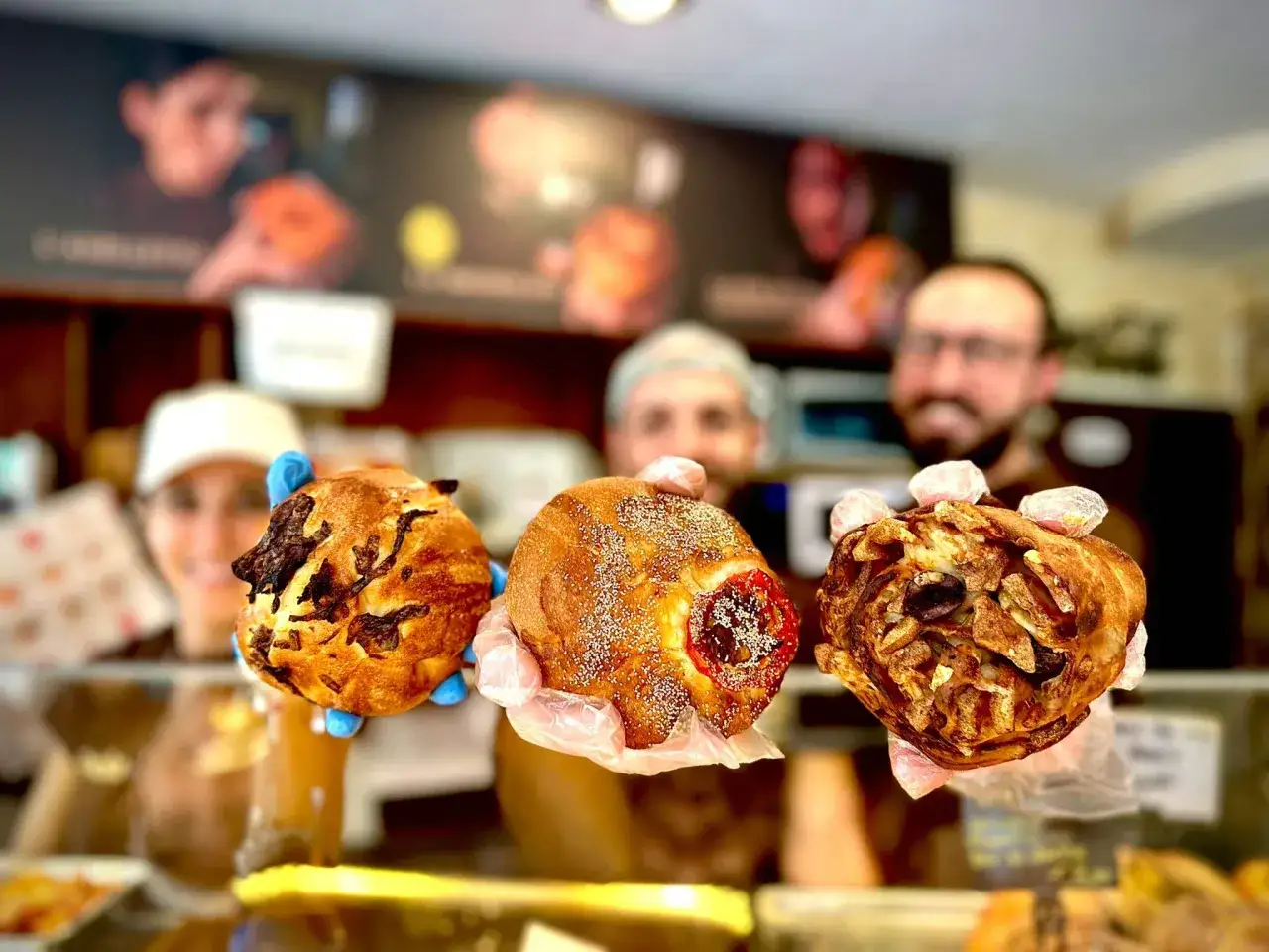 Tre delizie da provare: focaccia con cipolle, pane con pomodoro e semi, e sfogliata con mandorle. Ecco cosa mangiare ad Agrigento!