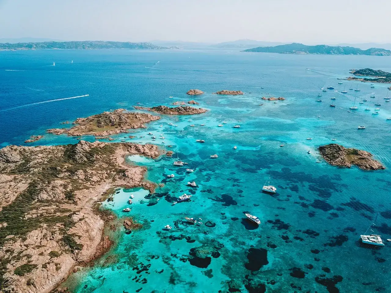 Acque cristalline e rocce scolpite dal vento: un paradiso che sembra la spiaggia pi&ugrave; bella della Sardegna, punteggiato da barche a vela e yacht.