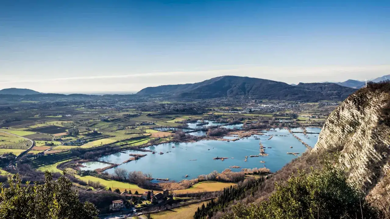 Panoramica mozzafiato della Franciacorta: laghi, colline verdi e un paesaggio incantevole da scoprire.