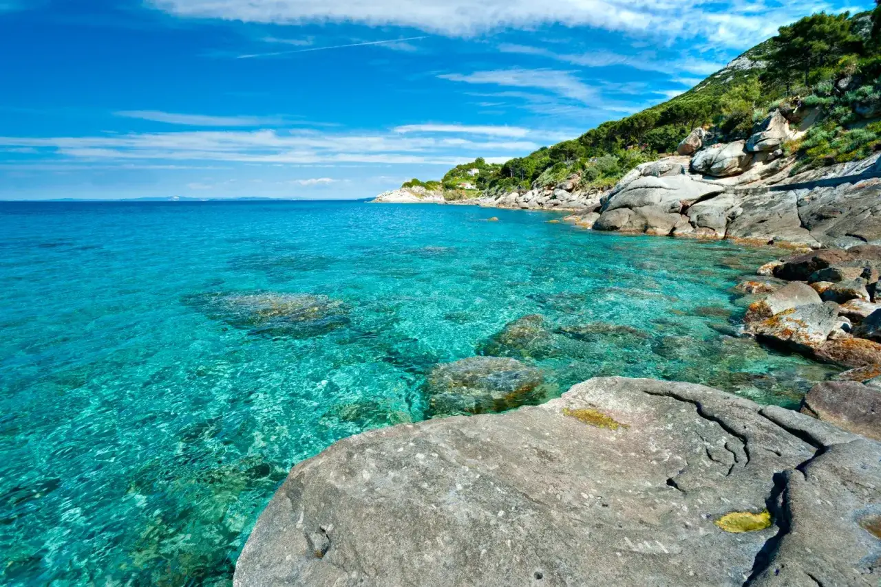 Acque cristalline e rocce scolpite dal mare: ecco cosa vedere all'Isola d'Elba, un paradiso naturale.