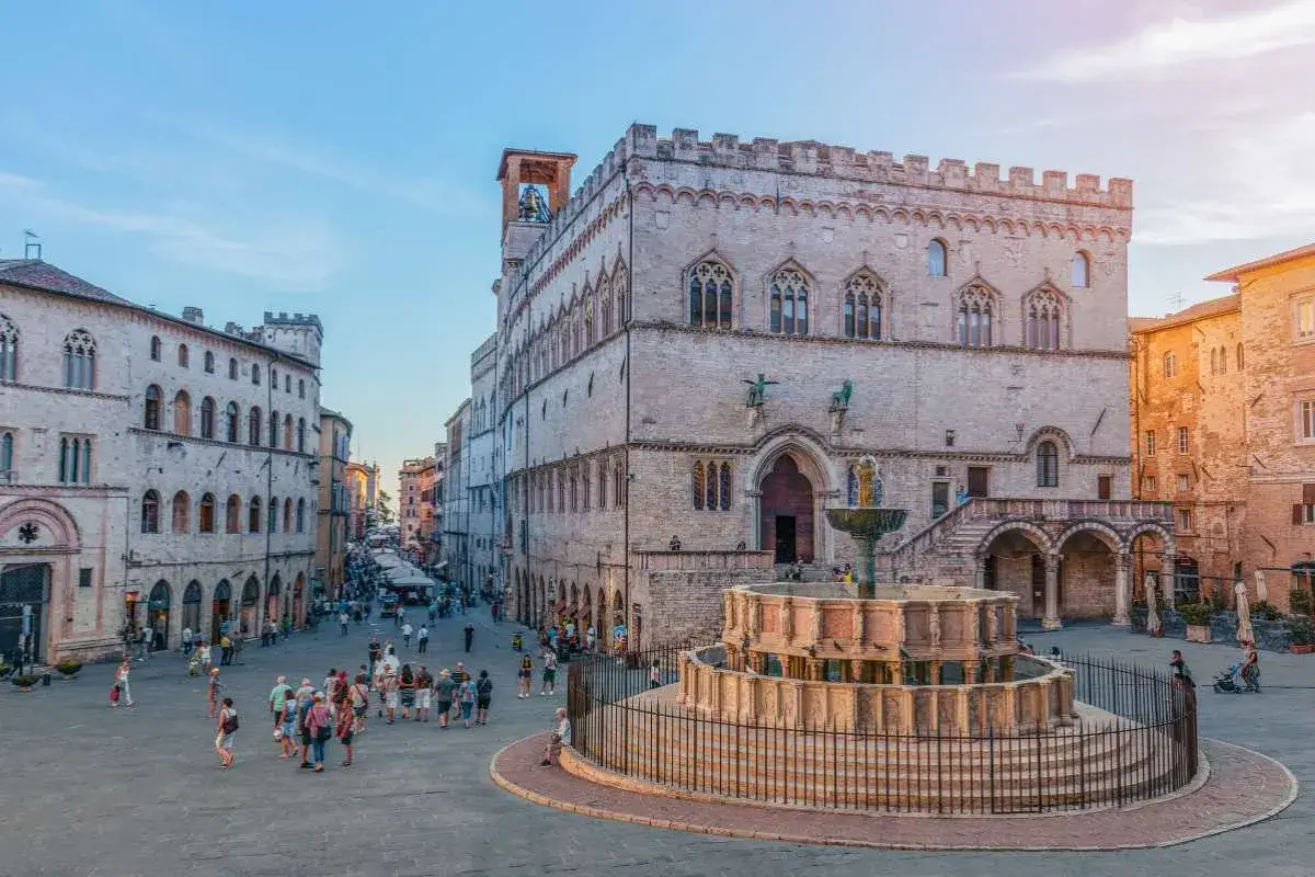Piazza IV Novembre a Perugia, con la Fontana Maggiore e il Palazzo dei Priori. Ideale per scoprire cosa vedere a Perugia in un giorno.