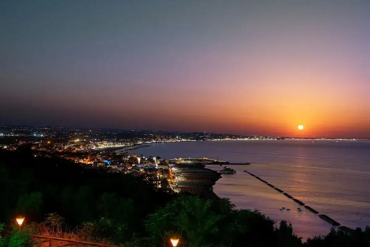 Tramonto mozzafiato su Gabicce Mare. Perfetto per scoprire cosa fare a Gabicce Mare la sera, tra luci e mare.