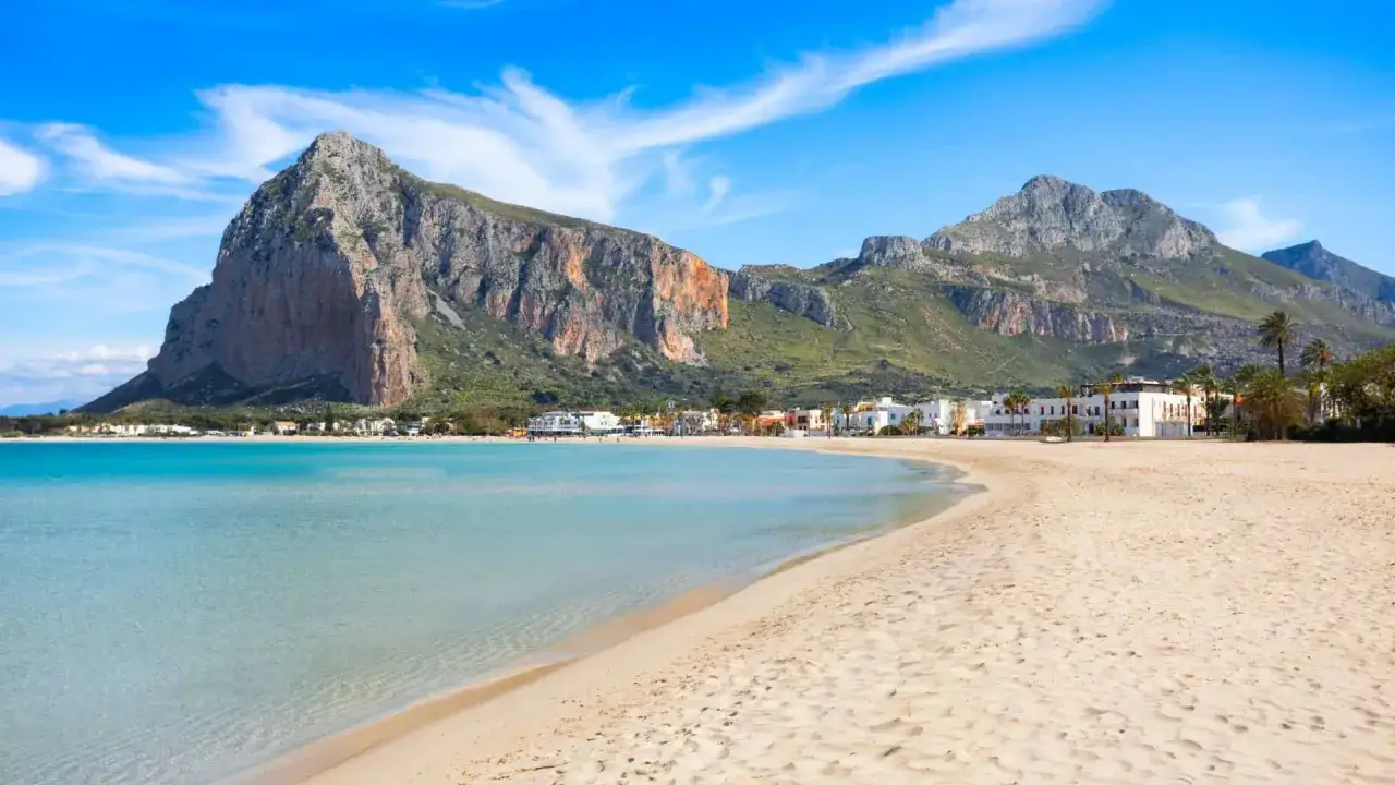 Spiagge belle Sicilia: sabbia dorata, mare cristallino e montagne imponenti fanno da cornice a questo angolo di paradiso.