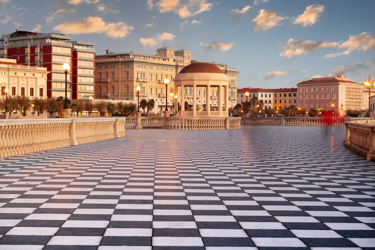 Terrazza Mascagni a Livorno, con il suo pavimento a scacchi e gli edifici storici sullo sfondo. Perfetta per scoprire cosa vedere a Livorno in un giorno.