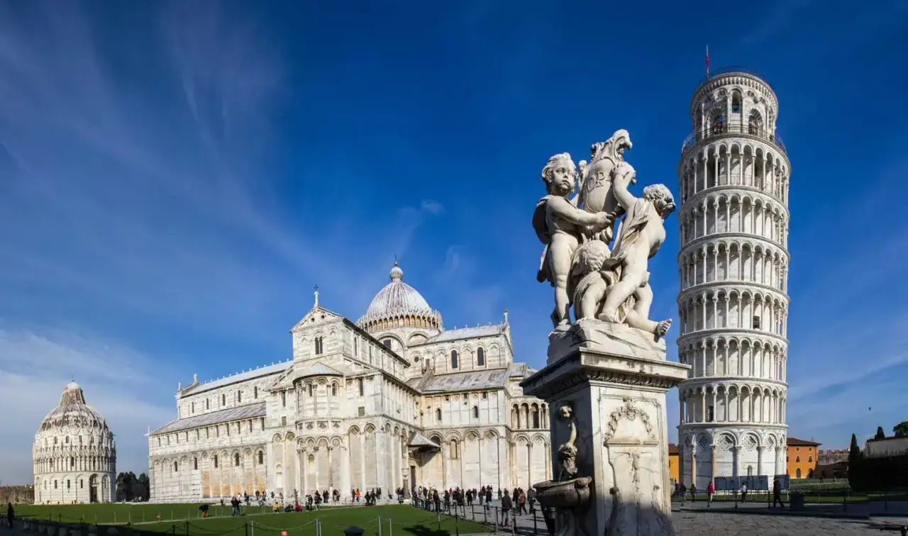 Pisa, una delle città da visitare in Toscana, con la sua iconica Torre Pendente, il Duomo e il Battistero.