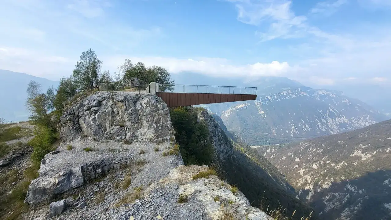 Il becco di Dossena si protende audace su un panorama montano mozzafiato, offrendo una vista vertiginosa.