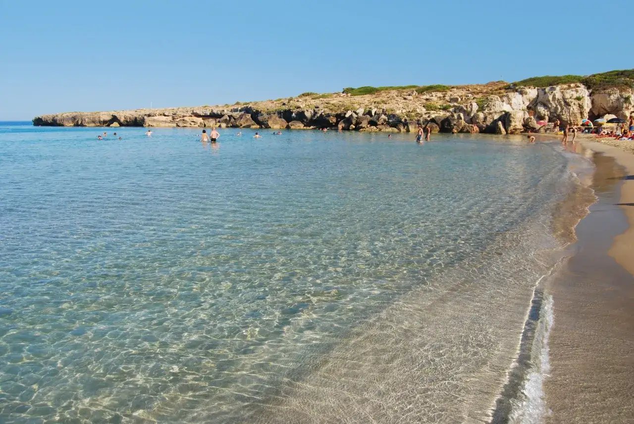 Acque cristalline e scogliere rocciose caratterizzano le spiagge di Marina di Ragusa, un paradiso per chi ama il mare.