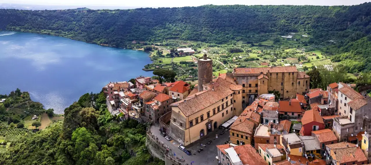 Panoramica di Castel Gandolfo, dove si trova questo incantevole borgo affacciato sul lago.