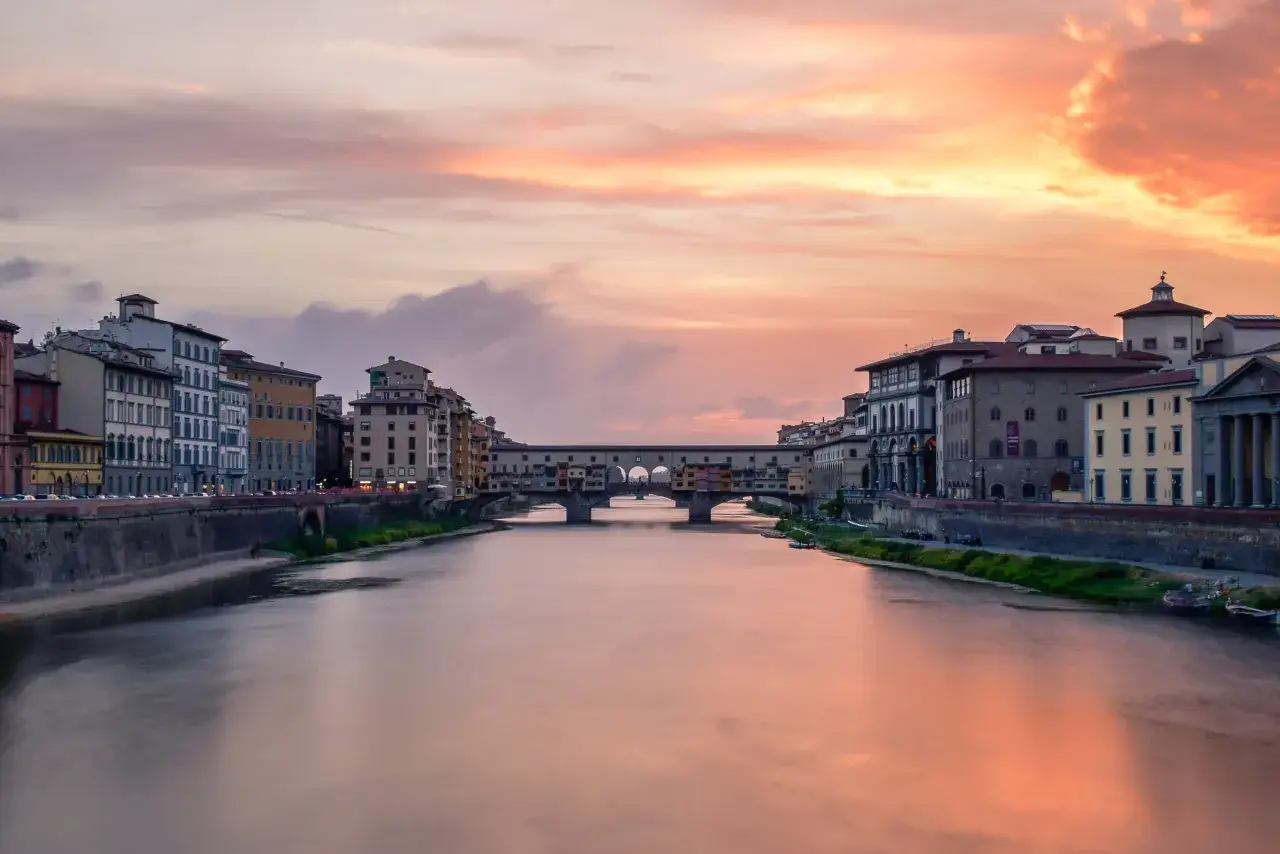 Ponte Vecchio e Lungarno a Firenze al tramonto, un'idea perfetta per cosa vedere a Firenze in un giorno.