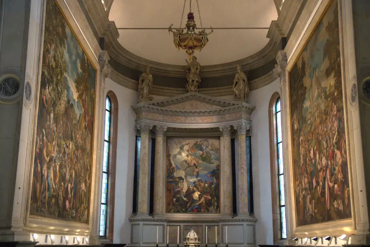 Interno di San Giorgio a Verona: imponenti tele laterali e un'opera centrale con San Giorgio.