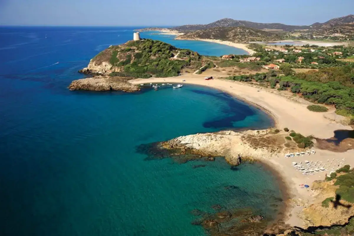 Baia con torre costiera, un invito al cammino 100 torri. Acque cristalline e spiagge dorate.