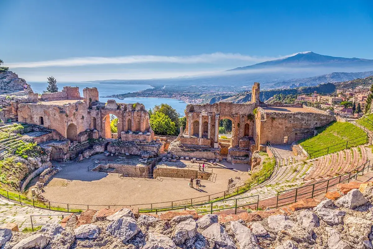 Teatro Greco di Taormina, un luogo imperdibile da visitare in Sicilia, con vista sull'Etna e sul mare.