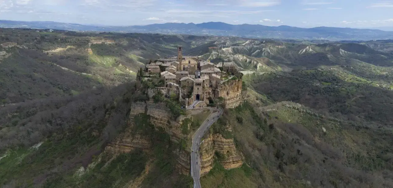 Civita di Bagnoregio, un borgo arroccato su una rupe, con pochi abitanti che vivono in questo luogo magico.