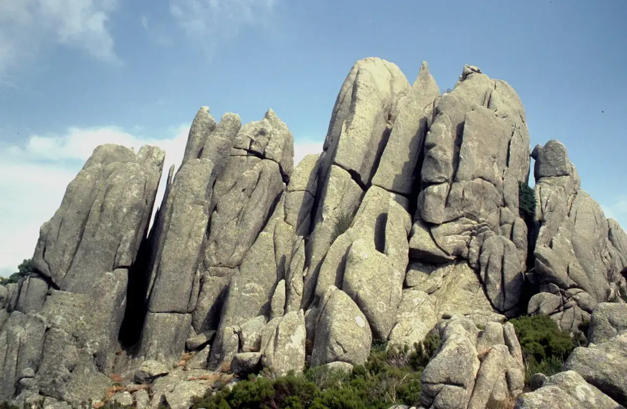 Rocce granitiche scolpite dal vento, un paesaggio suggestivo per scoprire cosa vedere a Tempio Pausania.