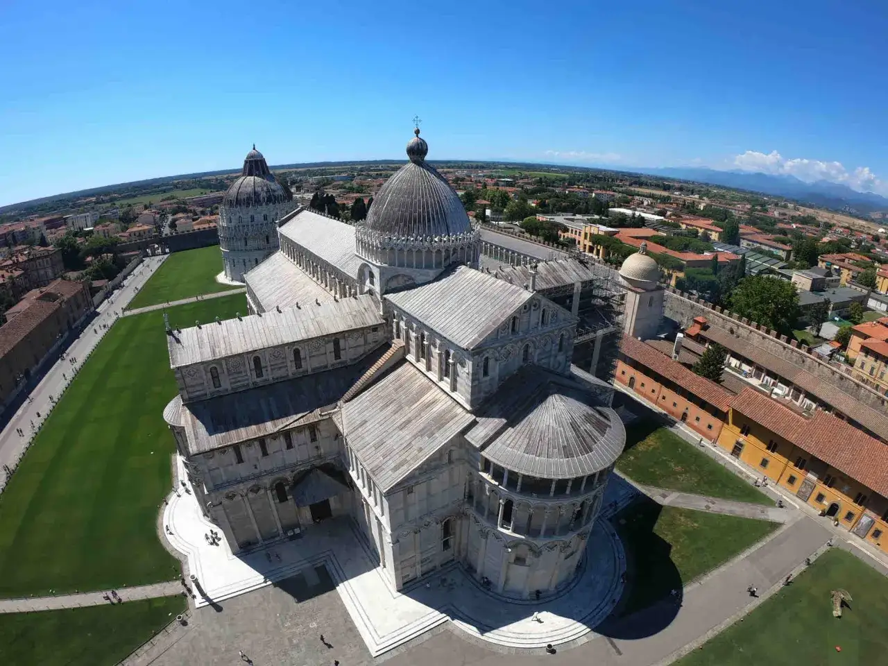 Piazza dei Miracoli a Pisa, una delle 10 citt&agrave; pi&ugrave; belle d'Italia UNESCO, con la Torre Pendente e il Duomo.