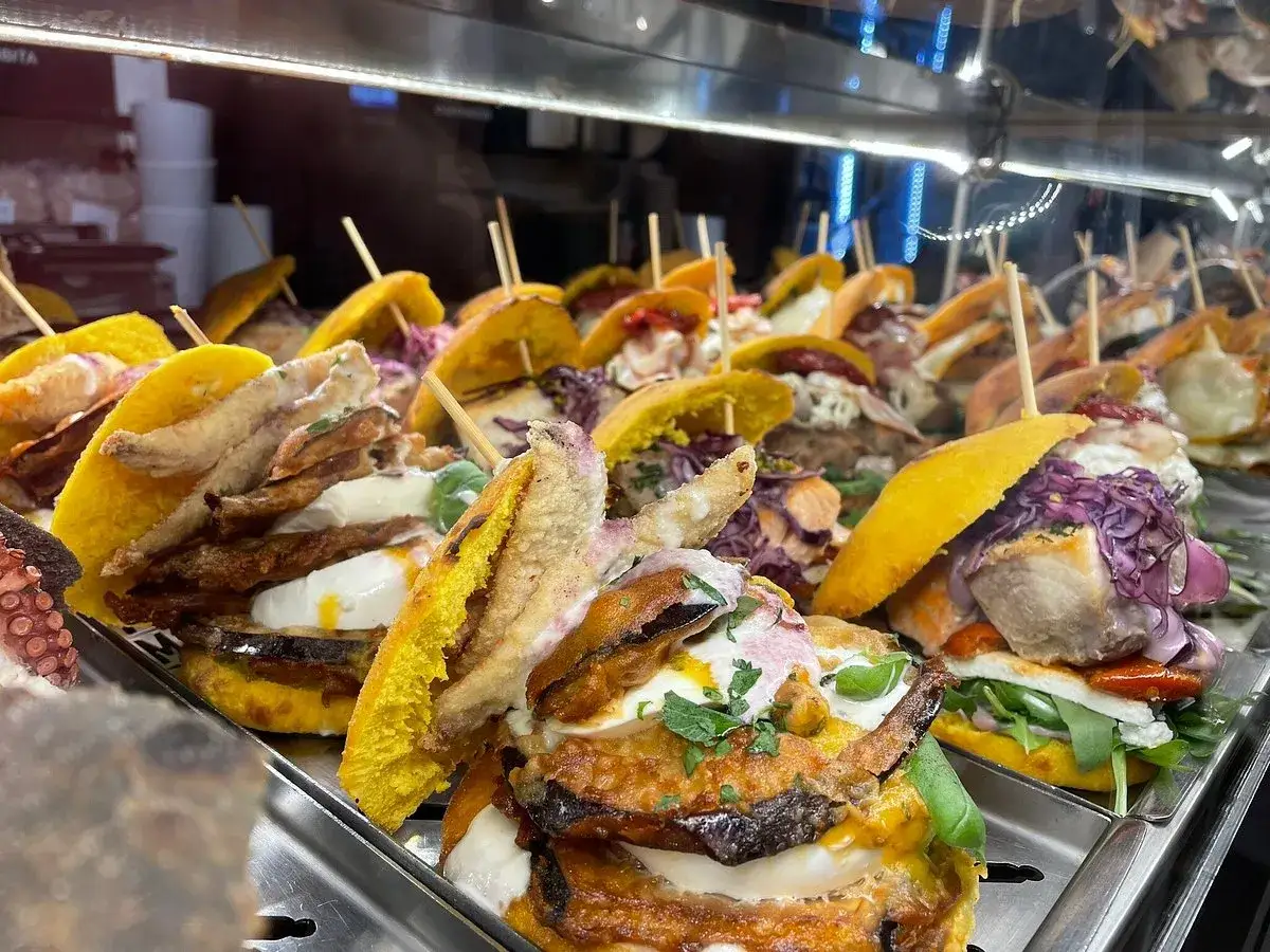 Panini colorati e ripieni, un'esplosione di sapori per scoprire cosa mangiare a Bari. Perfetti per un pranzo veloce e gustoso.