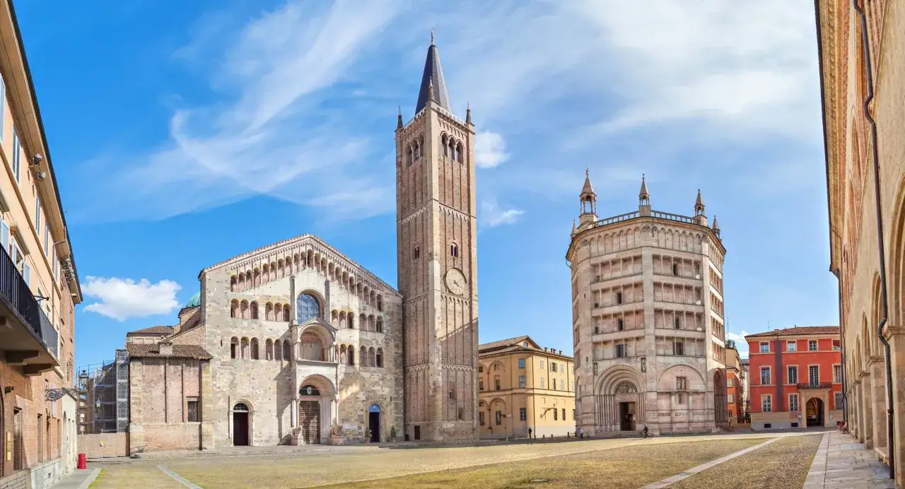 Piazza Duomo a Parma: cattedrale romanica, campanile e battistero. Ideale per scoprire cosa vedere a Parma e dintorni in 3 giorni.