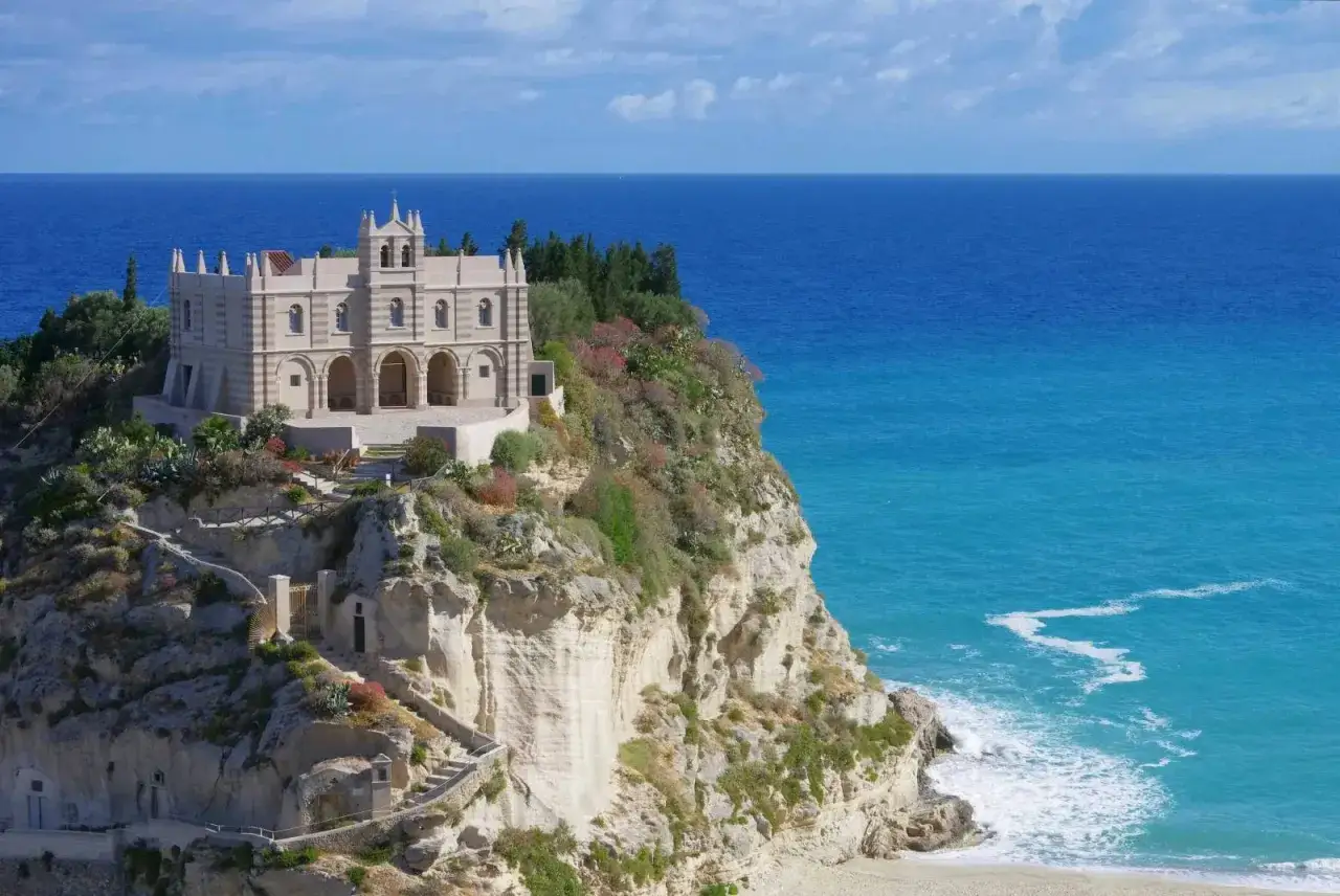 Santuario di Santa Maria dell'Isola a Tropea, un gioiello da scoprire tra le cose da vedere in Calabria, con il mare blu intenso.